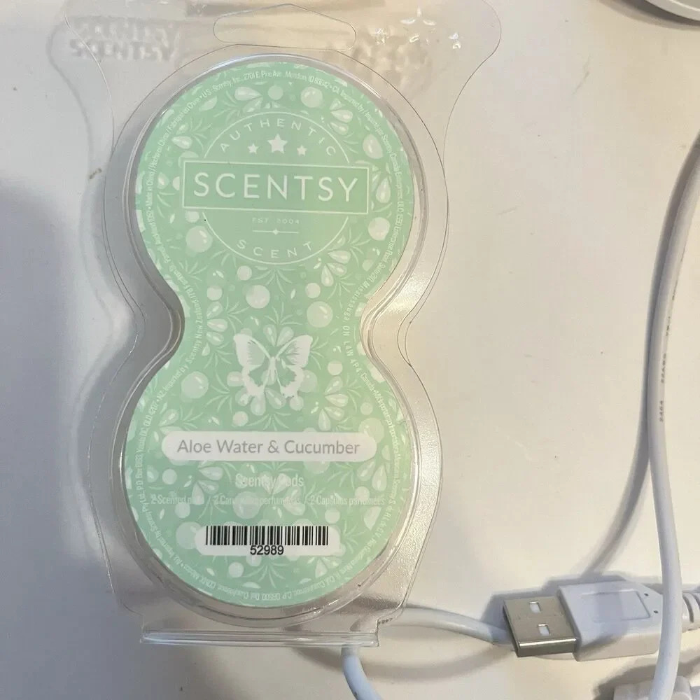 Scentsy Go White With USB Cable For Charging & 9 Scent Pods - Picture 2 of 10
